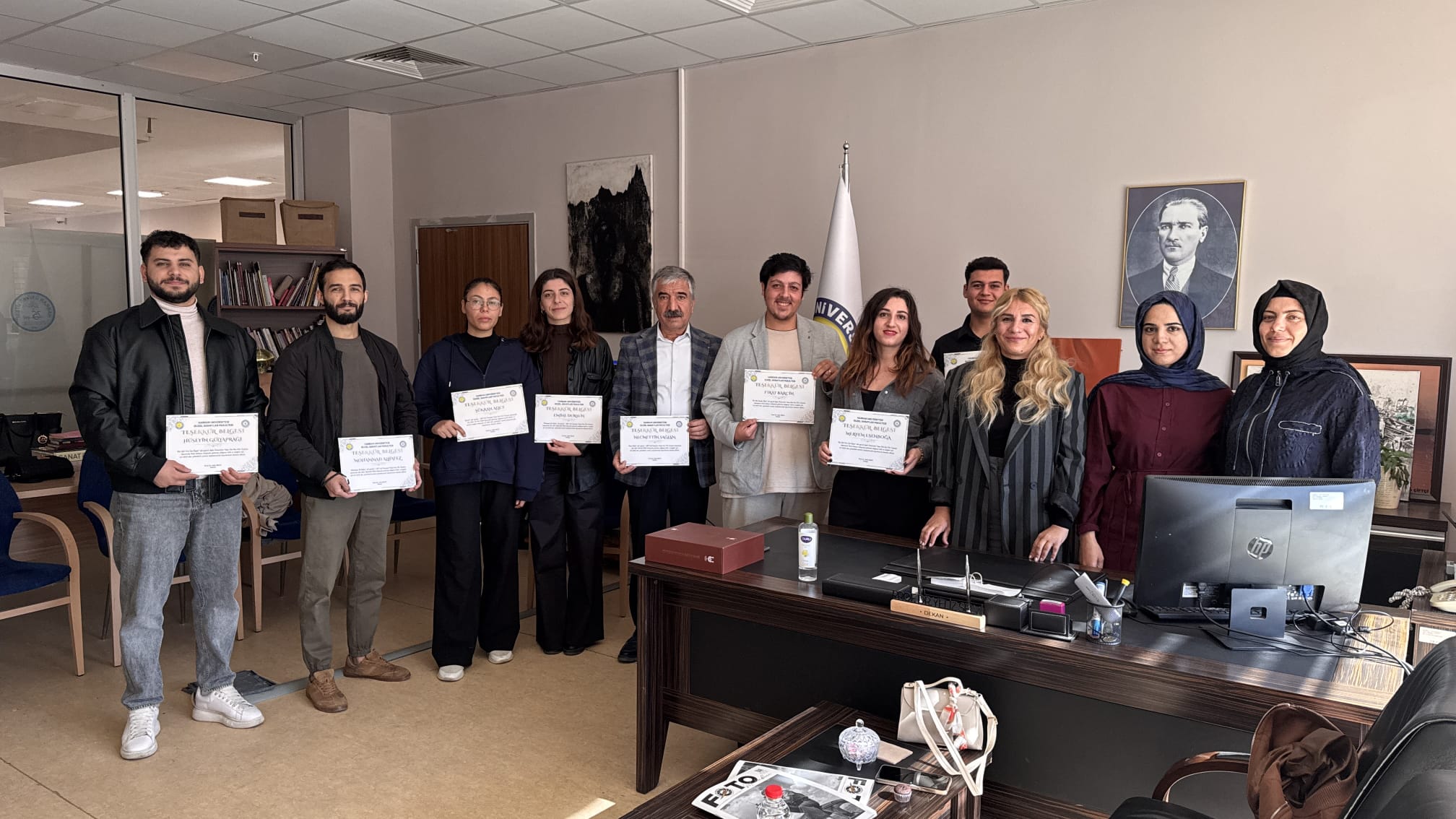 Dekanımız Ödüllü Öğrencilere Teşekkür Belgelerini Takdim Etti